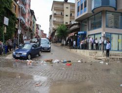 Sağanak yağış su baskınlarına yol açtı